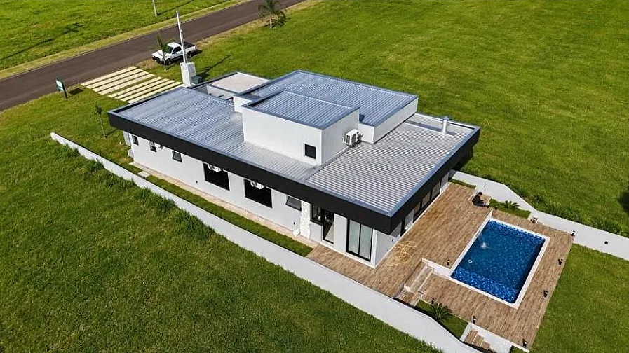 Vista aérea da casa térrea com cobertura metálica