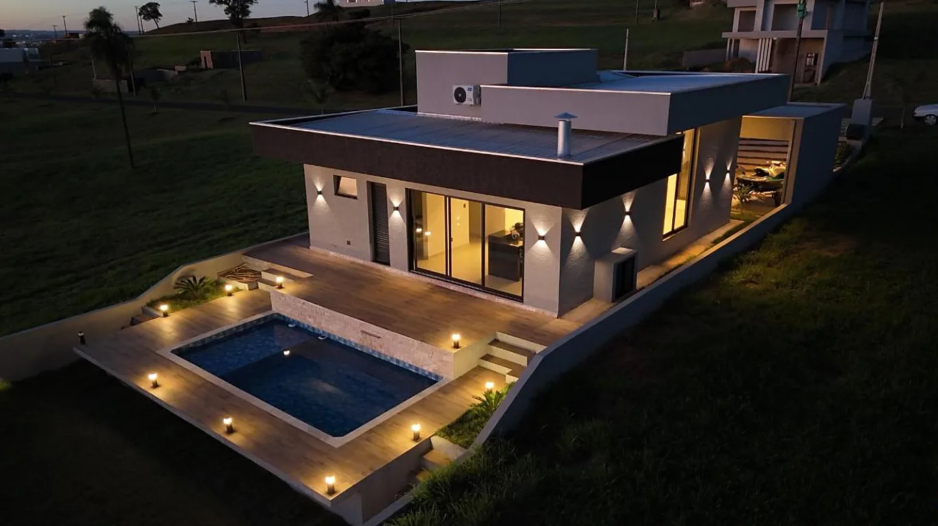 Casa finalizada e iluminada à noite