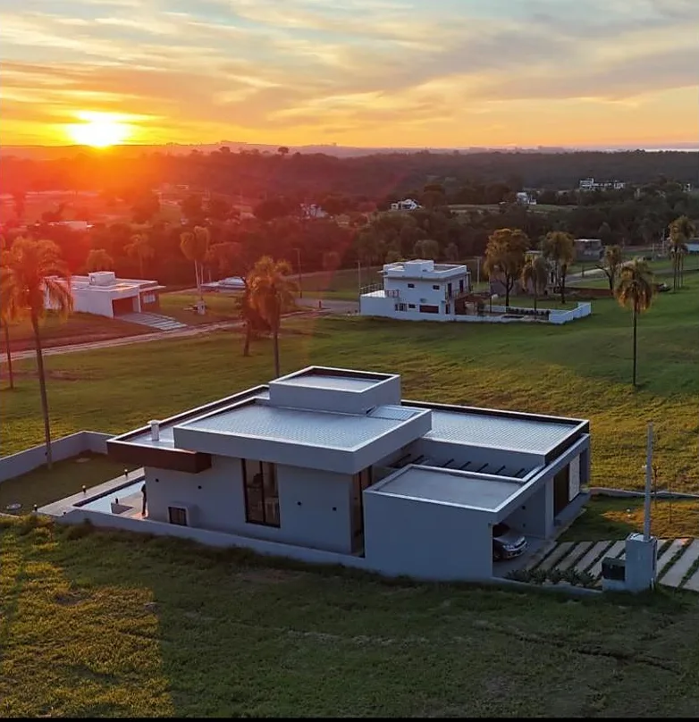 Casa vista de drone ao pôr do sol