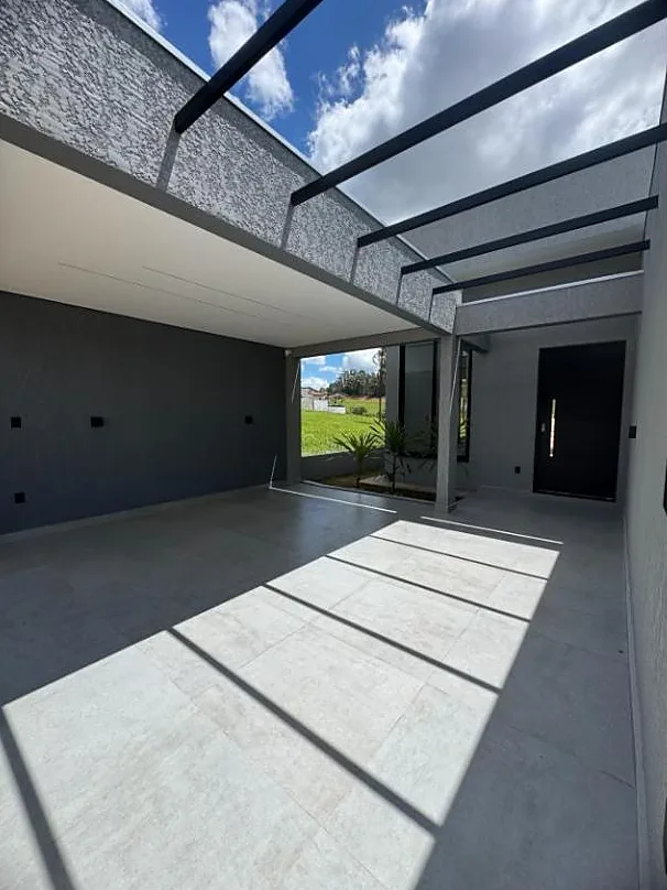 Garagem coberta com pergolado