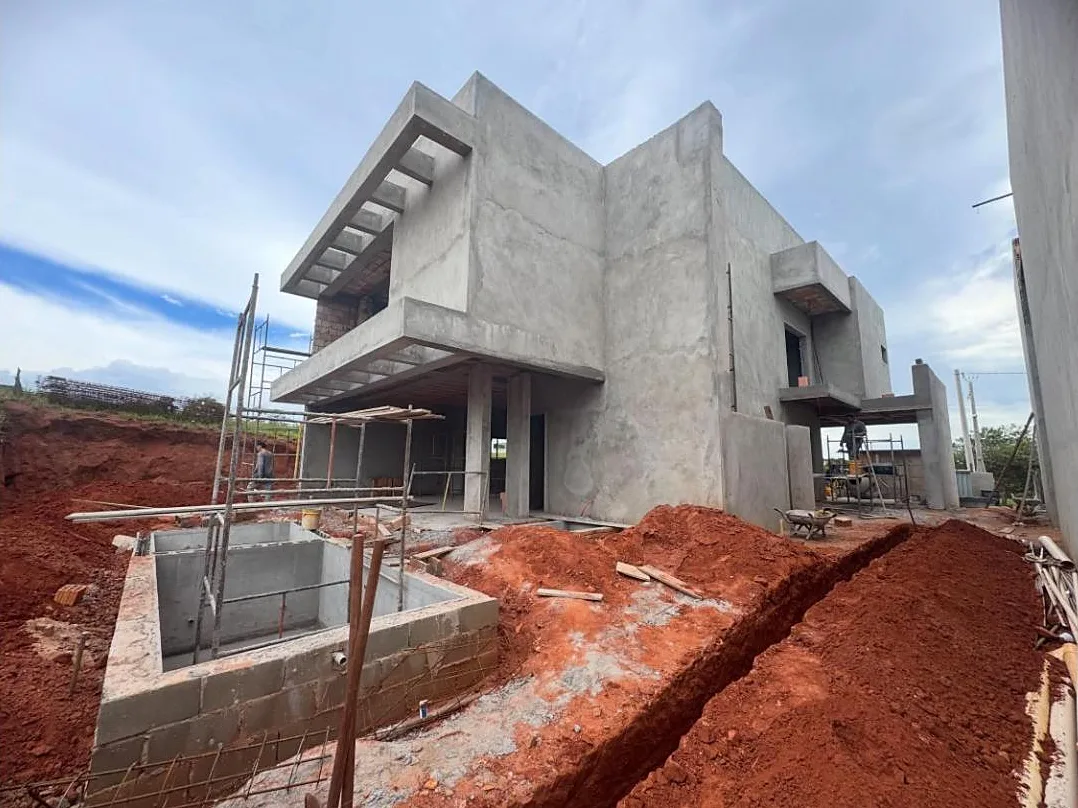 Estrutura em concreto com brises e piscina em execução