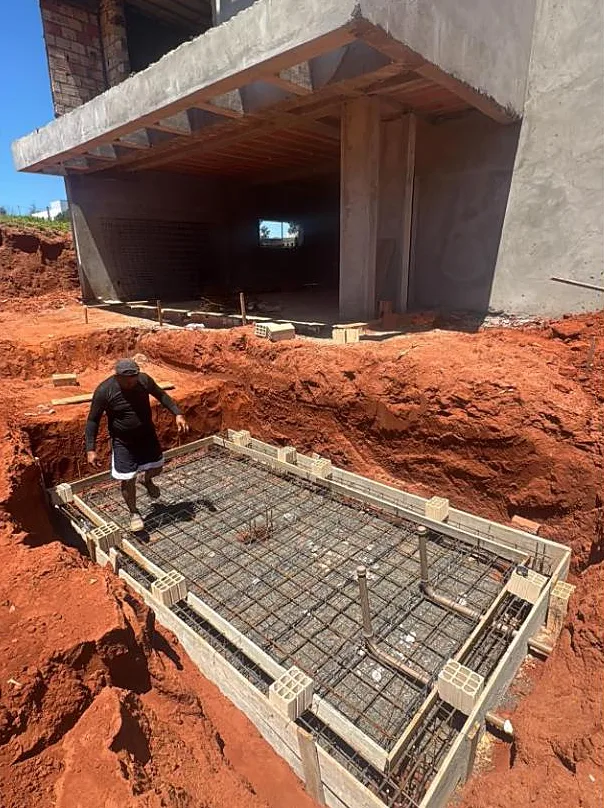 Armaduras de fundação prontas para concretagem