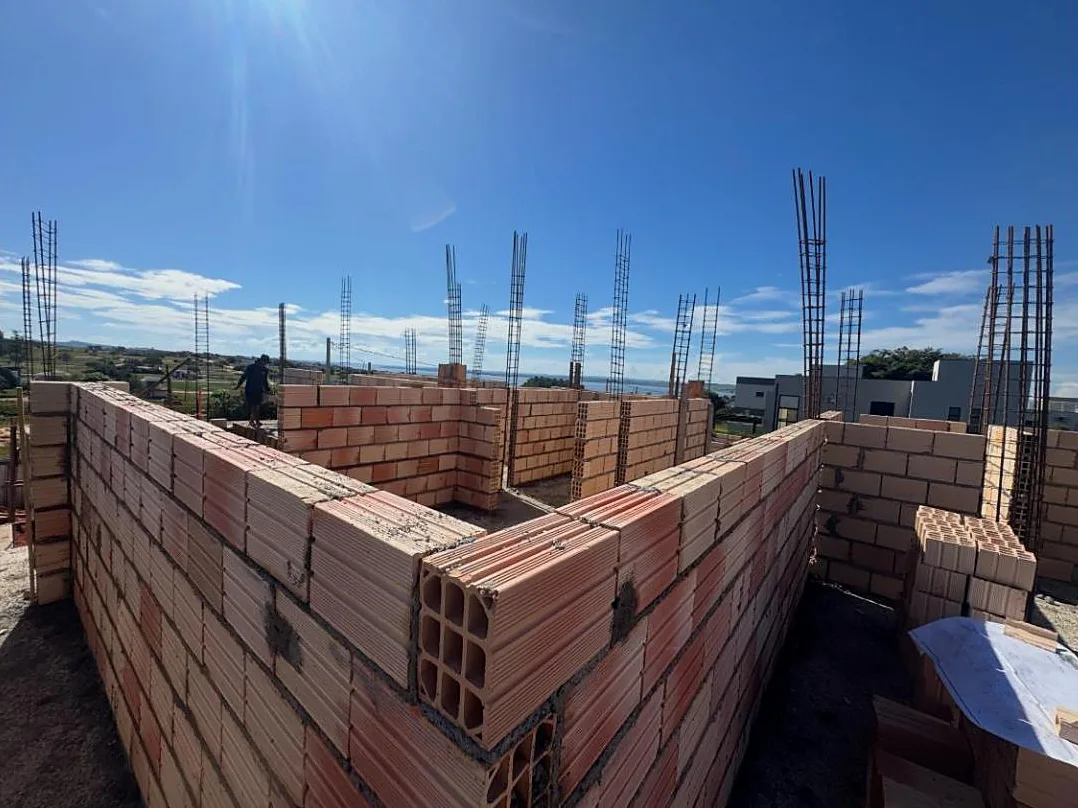 Alvenaria de blocos cerâmicos subindo com arranques de pilares